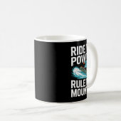 スノーボーダーはパウダーに乗って山の雪を支配 コーヒーマグカップ (正面右)