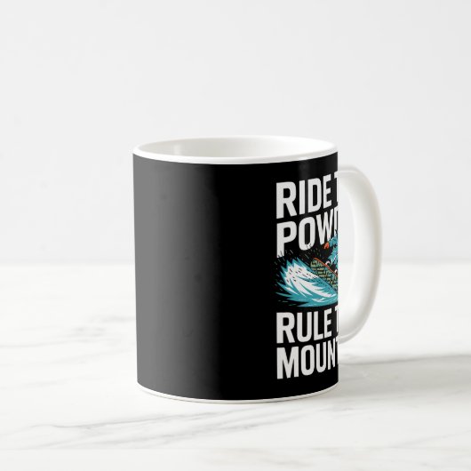 スノーボーダーはパウダーに乗って山の雪を支配 コーヒーマグカップ (正面右)