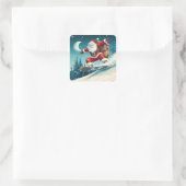 スノーボードでクリスマスプレゼントを届けるサンタ スクエアシール (バッグ)