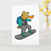 スノーボードとバックパックを背負ったスノーボーダーとしての犬 カード (黄色い花)