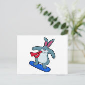 スノーボードとマフラーをしたウサギのスノーボーダー ポストカード (スタンド正面)