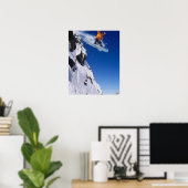 スノーボードに乗った人がコルニースから飛び降りた ポスター (ホームオフィス)