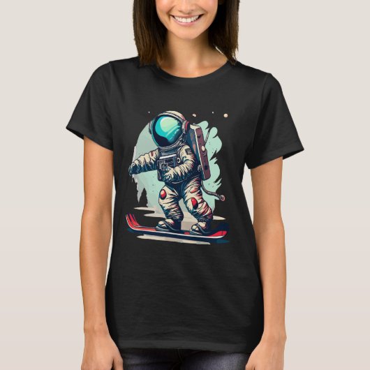 スノーボードに乗った宇宙飛行士 雪の上の宇宙飛行士 スキーヤー Tシャツ (正面)