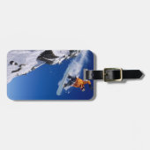 スノーボードの男がコーニスから飛び降りる ラゲッジタグ (正面横)