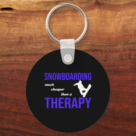 スノーボードはセラピーよりずっと安い キーホルダー (正面)