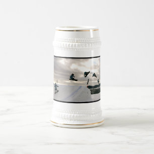 スノーボードはビールステインをトリックします ビールジョッキ