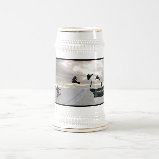 スノーボードはビールステインをトリックします ビールジョッキ (中央)