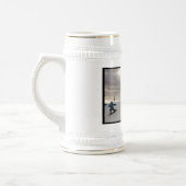 スノーボードはビールステインをトリックします ビールジョッキ (左)