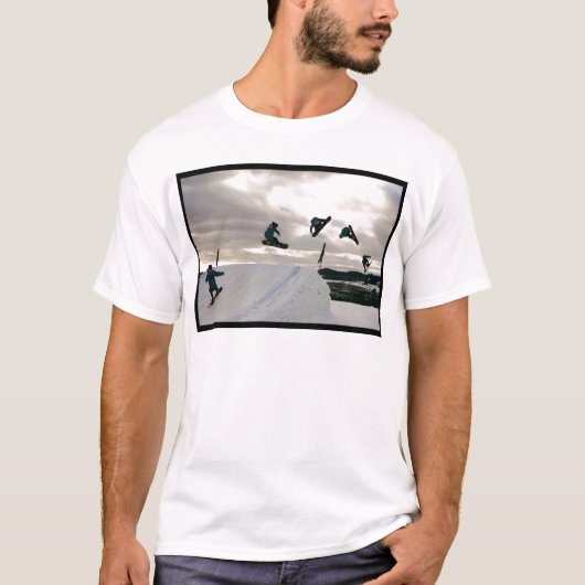スノーボードは人のTシャツをトリックします Tシャツ (正面)