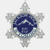 スノーボードをハイキングするジャクソンホールワイオミングのスキー スノーフレークピューターオーナメント (正面)