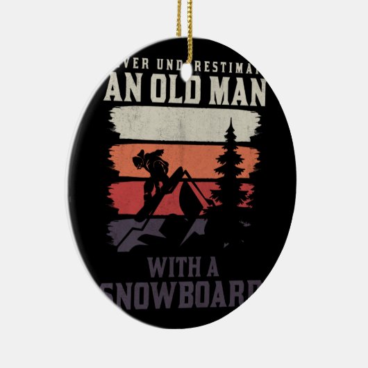 スノーボードを持つ老人を決して過小評価しない セラミックオーナメント (右)