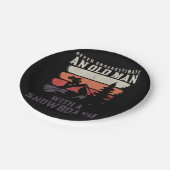 スノーボードを持つ老人を決して過小評価しない ペーパープレート (アングル)