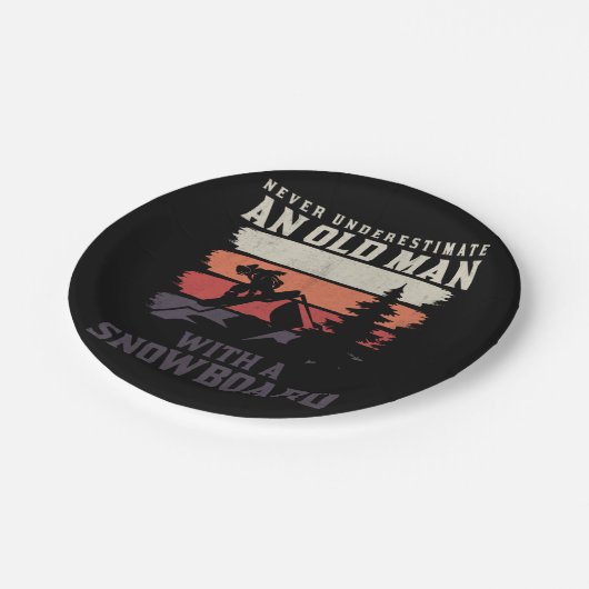 スノーボードを持つ老人を決して過小評価しない ペーパープレート (アングル)