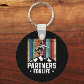 スノーボードスノーボードヴィンテージ結婚レトロ妻 キーホルダー (正面)