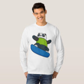 スノーボード付きスノーボーダーとしてのパンダ Tシャツ (正面フル)