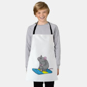 スノーボード付きスノーボーダーとしてのマウス エプロン (着用した状態)