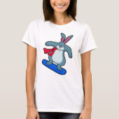 スノーボード&スカーフ付きスノーボーダーとしてのウサギ Tシャツ (正面)