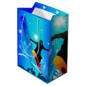 スノーボード、青いbackgの板を持つスノーボーダー ミディアムペーパーバッグ (裏面アングル)