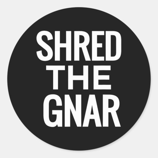スノーボードTシャツ – Shred The Gnar ラウンドシール (正面)
