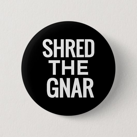 スノーボードTシャツ – Shred The Gnar 缶バッジ (正面)