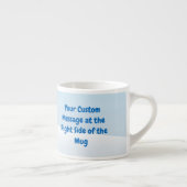 スノーボールを持って座っている小さなペンギン エスプレッソカップ (右)