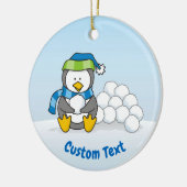 スノーボールを持って座っている小さなペンギン セラミックオーナメント (左)