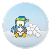 スノーボールを持って座っている小さなペンギン セラミックノブ (正面)