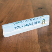 スノーボールを持って座っている小さなペンギン デスクネームプレート (側面)