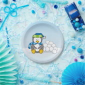 スノーボールを持って座っている小さなペンギン ペーパープレート (パーティー)