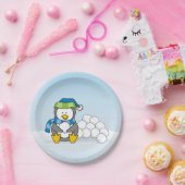 スノーボールを持って座っている小さなペンギン ペーパープレート (パーティー)