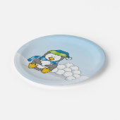 スノーボールを持って座っている小さなペンギン ペーパープレート (アングル)