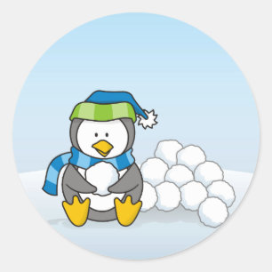 スノーボールを持って座っている小さなペンギン ラウンドシール