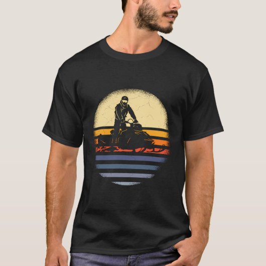 スノーモービルおもしろいスノーモービル乗馬 Tシャツ (正面)