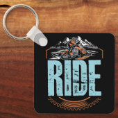 スノーモービルに乗るスノーモービル冬のアドベンチャースポール キーホルダー (正面)