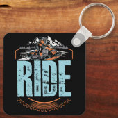 スノーモービルに乗るスノーモービル冬のアドベンチャースポール キーホルダー (裏面)