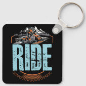 スノーモービルに乗るスノーモービル冬のアドベンチャースポール キーホルダー (裏面)