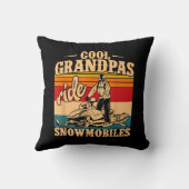 スノーモービルクールに乗るグランパス乗りスノーモービルSnowmobile Snowmob クッション (裏面)