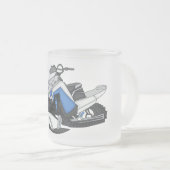 スノーモービル漫画イラストレーション フロストグラスマグカップ (正面右)