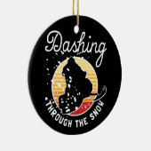 スノーモービル – 雪の中をダッシュイン セラミックオーナメント (右)