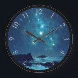スノ輝くーウィー・ノースの夜の星 ラージ壁時計<br><div class="desc">夜に見る北の氷の景色。 星や天の輝く型枠が頭上にきらめくのが見える。彼らは地下の岩地を明るくする。暗い青の影が遠くの岩や氷に投げかけられる。</div>