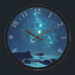 スノ輝くーウィー・ノースの夜の星 ラージ壁時計<br><div class="desc">夜に見る北の氷の景色。 星や天の輝く型枠が頭上にきらめくのが見える。彼らは地下の岩地を明るくする。暗い青の影が遠くの岩や氷に投げかけられる。</div>