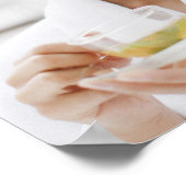 スパで飲むバスローブの女性 ポスター (角)