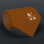 スパイス オレンジ エレガント モノグラム   名前 | 片面 ネクタイ<br><div class="desc">スパイスオレンジ色の背景に大胆な白のモノグラムが特徴のエレガントな片面ネクタイ。 このモノグラムの上には、あなたのファーストネームまたはラストネームがすべて大文字で綴られます。  片面と両面のバージョンで40以上の独自の色が利用可能です。 コレクションリンクをクリックして閲覧できます。</div>