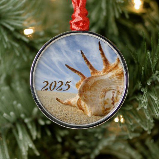 スパイダーコンチシェルオンサンディビーチブルースカイ メタルオーナメント (ツリー)