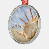 スパイダーコンチシェルオンサンディビーチブルースカイ メタルオーナメント (左)