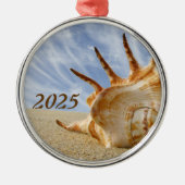 スパイダーコンチシェルオンサンディビーチブルースカイ メタルオーナメント (正面)