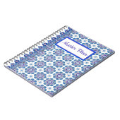 スパイラルノートブックの青と紫のタイルプリント ノートブック (左側)