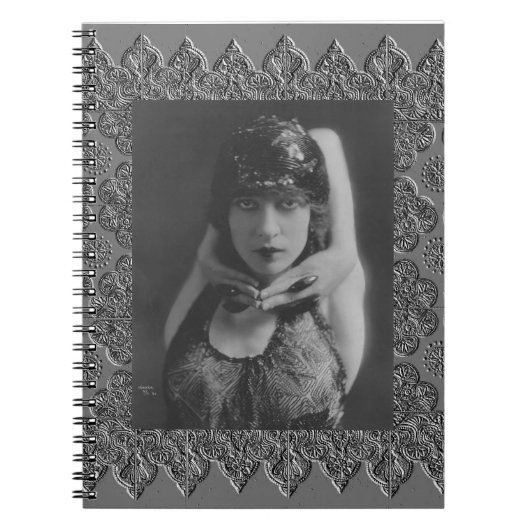 スパイラルノートヴィンテージDancer Kyra ノートブック (正面)