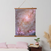 スパイラル銀河系M83、星の形成で燃え上がる。 吊り下げ型タペストリー (寝室)