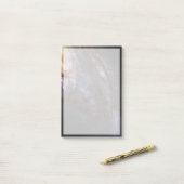 スパイラル銀河系Ngc 3627. ポストイット (デスク上)